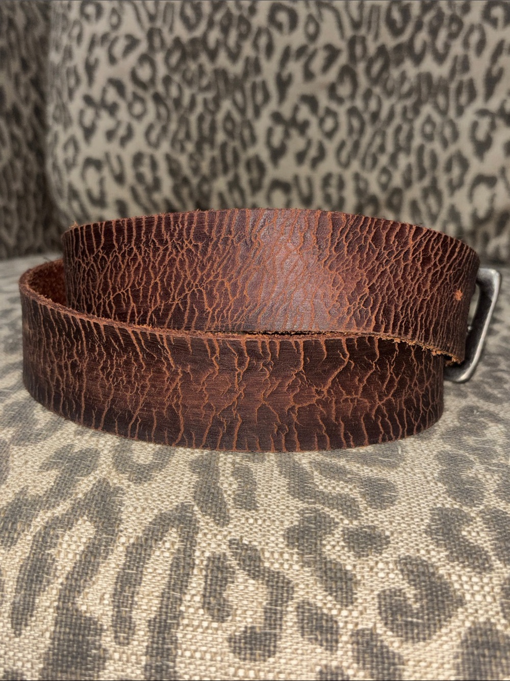 Distressed textured thick leather belt lived in grunge dark brown silver buckle - Picture 5 of 11